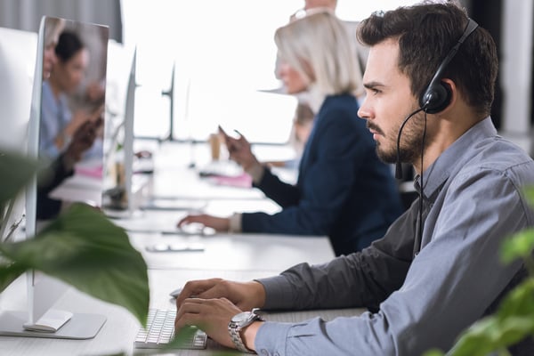 selective-focus-of-focused-call-center-operator-in-D9DD6EU